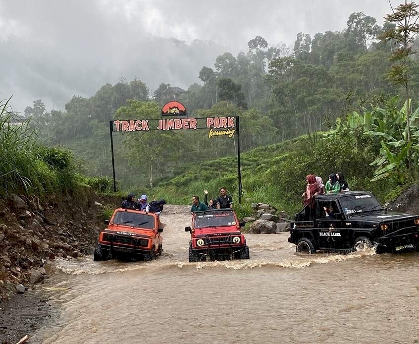 Daya Tarik Wisata Jeep Kemuning di Track Jimber Park