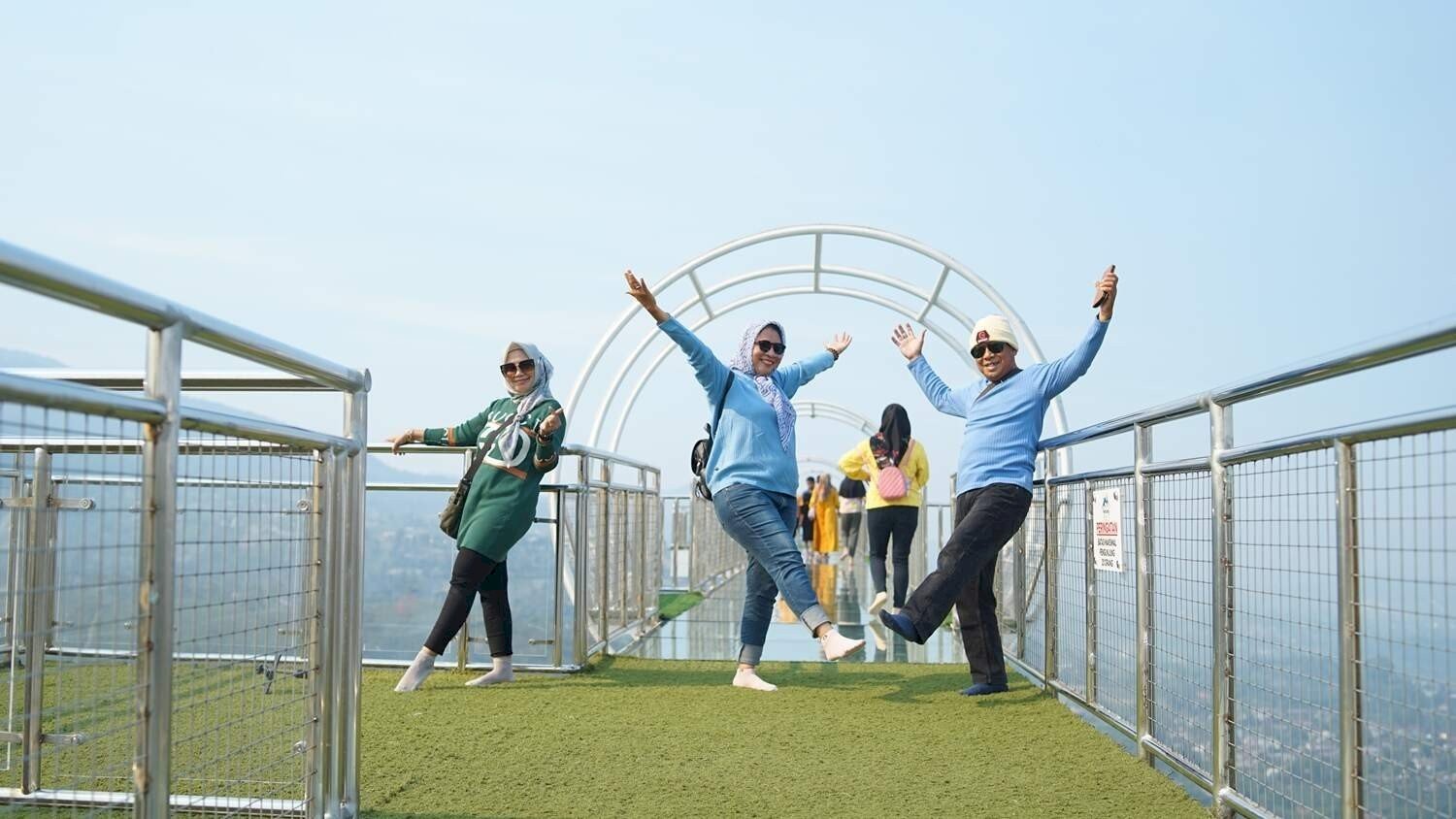 Jembatan Kaca Terpanjang di Karanganyar di Kemuning Sky Hills